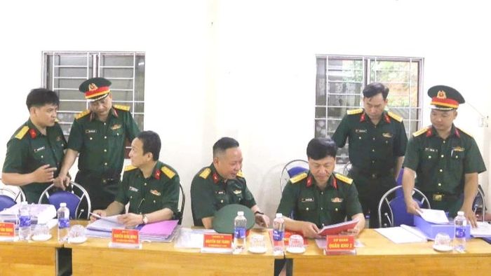 Đoàn công tác kiểm tra hệ thống văn kiện, sổ sách tại Ban CHQS xã Trịnh Tường.