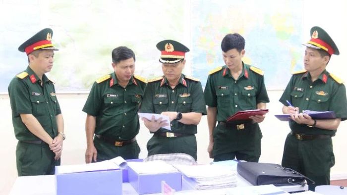 Đoàn công tác kiểm tra hệ thống văn kiện sẵn sàng chiến đấu tại Ban CHQS xã Trịnh Tường.