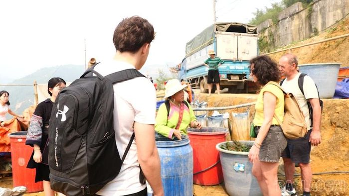 Du khách thích thú khi được người dân địa phương giới thiệu về quy trình làm chàm và trực tiếp trải nghiệm tạo ra sản phẩm.