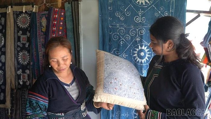Chị Manavi đặc biệt thích các hoa văn nhuộm chàm truyền thống vì qua đó, chị có thể hiểu hơn về giá trị văn hóa của sản phẩm địa phương.