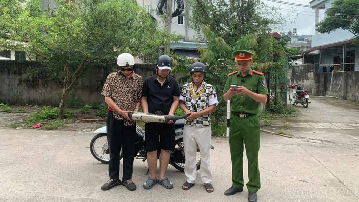 Đại úy Hà Trung Kiên (áo đen) tham gia xây dựng các video tuyên truyền trên nền tảng số.