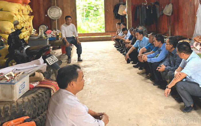 Anh Giàng A Sang tham gia cùng đoàn công tác xã Sơn Lương tổ chức tuyên truyền, vận động dòng họ Giàng.