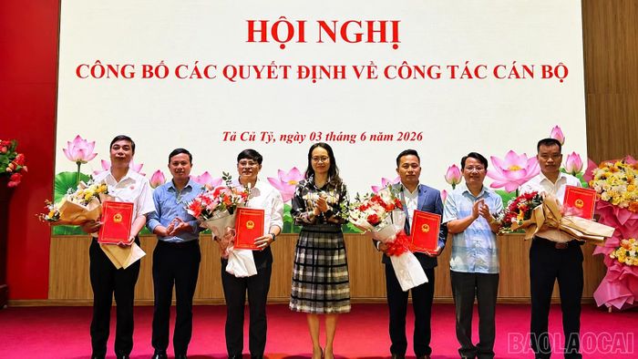 Xã Tả Củ Tỷ đã thực hiện điều động, bổ nhiệm 12 cán bộ sang các vị trí mới phù hợp hơn với năng lực của từng cá nhân.