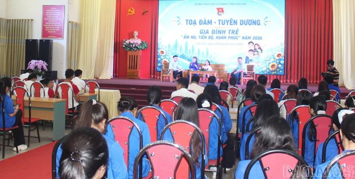 Đông đảo đoàn viên, thanh niên tham gia chương trình.