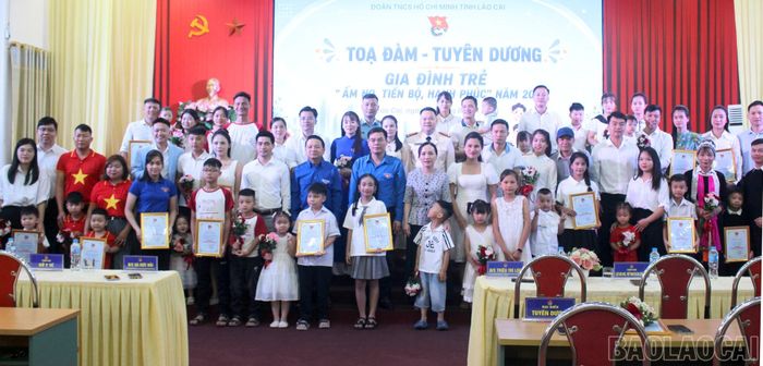 Lãnh đạo Sở Văn hóa, Thể thao và Du lịch tỉnh và Tỉnh đoàn trao giấy chứng nhận cho 17 gia đình trẻ tiêu biểu năm 2026.