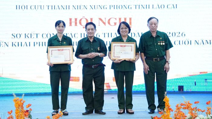 Lãnh đạo Hội Cựu TNXP tỉnh Lào Cai trao khen thưởng đột xuất cho 02 tập thể.