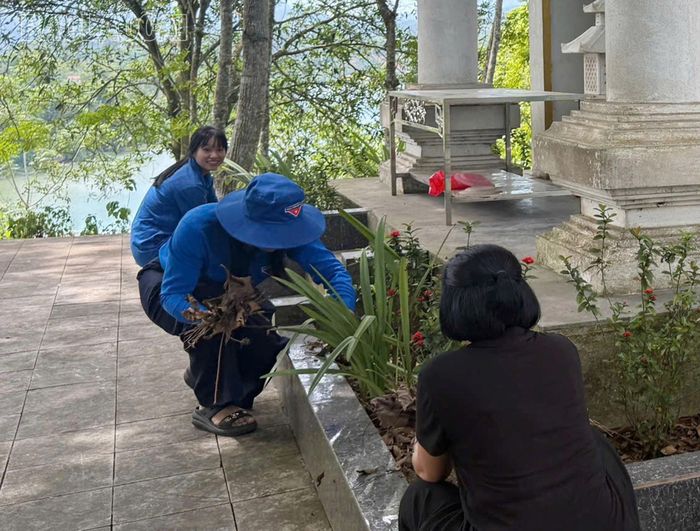 Đoàn viên, thanh niên và hội viên phụ nữ thôn 6B, xã Bảo Yên, tỉnh Lào Cai duy trì vệ sinh, chăm sóc cây xanh, lau dọn khuôn viên di tích.