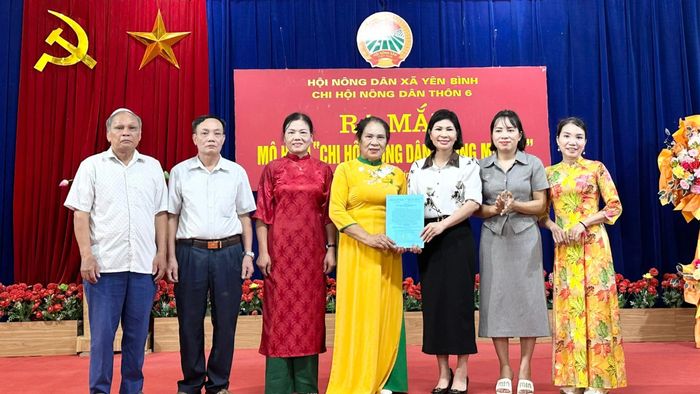 Trao quyết định thành lập mô hình.