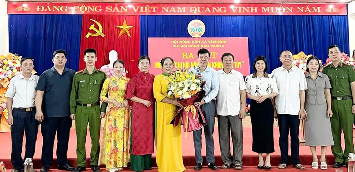 Tặng hoa chúc mừng Ban chủ nhiệm mô hình.