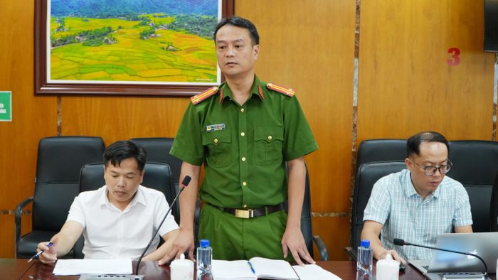 Cán bộ Công an xã phát biểu tại hội nghị về công tác tuyên truyền phòng, chống ma túy.