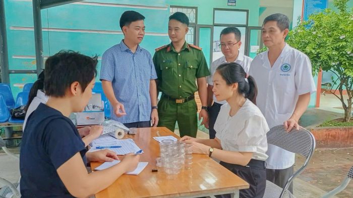 Cán bộ, công chức, viên chức và người lao động tham gia xét nghiệm sàng lọc ma túy bằng hình thức test nhanh.