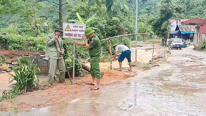 Biển cảnh báo nguy hiểm được cắm tại các nơi người dân thường xuyên qua lại.