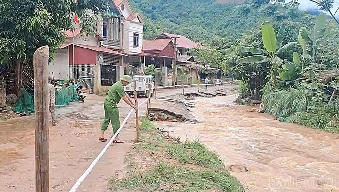Lực lượng chức năng xã đã căng dây, cắm biển cảnh báo nguy hiểm và cảnh giới để đảm bảo an toàn cho người dân.
