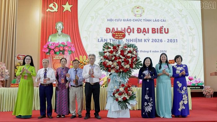 Các đại biểu tặng hoa chúc mừng Đại hội đại biểu Hội Cựu giáo chức tỉnh Lào Cai lần thứ I, nhiệm kỳ 2026 - 2031.