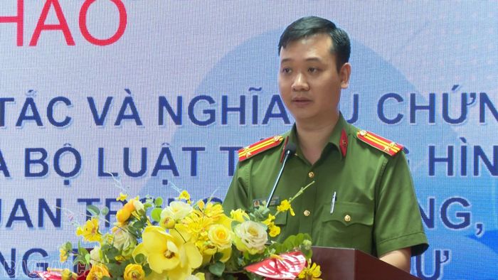Đại diện lực lượng công an tham luận tại hội thảo.