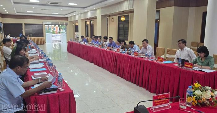 Đại biểu trình bày tham luận tại hội thảo.