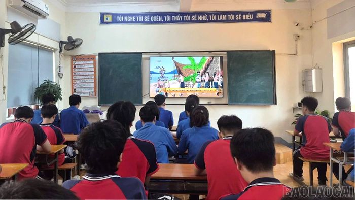  Đoàn thanh niên phường Lào Cai tổ chức cho học sinh tham gia sinh hoạt hè xem hình ảnh video clip về tác hại của ma túy. 