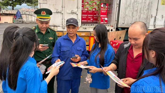  Đoàn thanh niên phường Lào Cai ra tuyên truyền, phát tờ rơi nói không với ma túy tại khu vực bãi kiểm hóa Việt - Trung. 