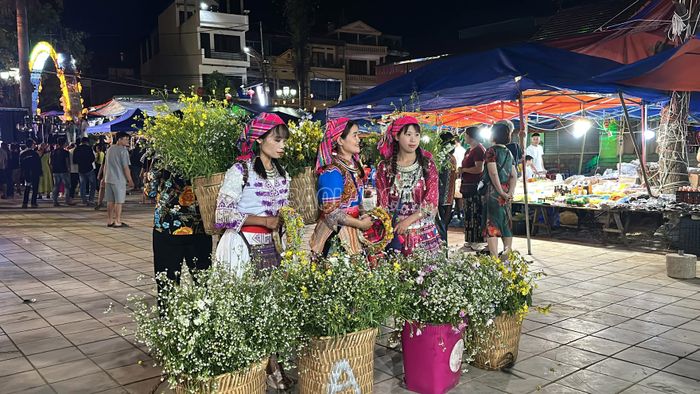  Chợ đêm cũng là dịp để quảng bá văn hóa địa phương. 