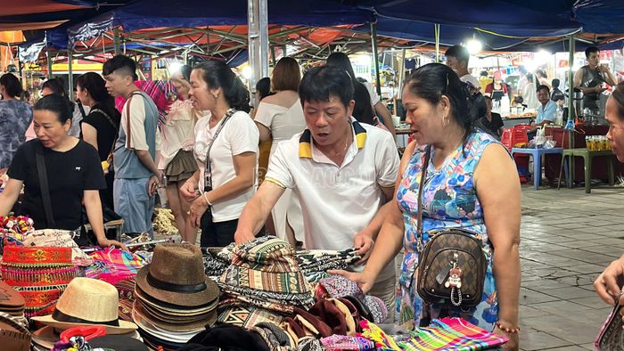 Nhiều mặt hàng được khách ưa chuộng tại chợ đêm Bắc Hà.