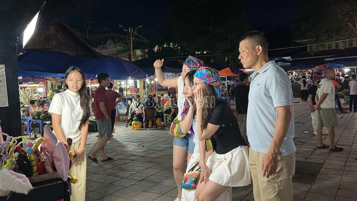  Nhiều dịch vụ, hàng hóa đa dạng tại chợ đêm Bắc Hà. 