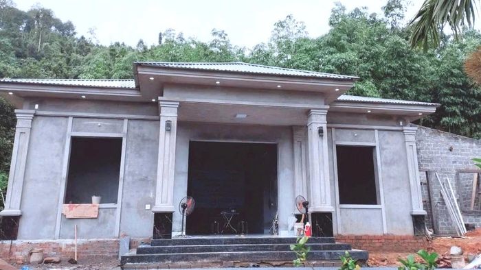 Ngôi nhà được xây dựng theo kết cấu nhà cấp IV kiên cố, giúp gia đình có nơi ở ổn định, an toàn.