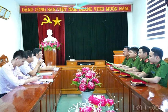 Công an xã Văn Bàn phối hợp với Ngân hàng Chính sách xã hội khu vực Văn Bàn hỗ trợ người nghiện sau cai tái hòa nhập cộng đồng.