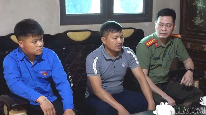 Anh Sùng A Mùa, thôn Cung 11, xã Mù Cang Chải (ngồi giữa) luôn nhận được sự quan tâm của cấp ủy, chính quyền, các đoàn thể và lực lượng chức năng địa phương.