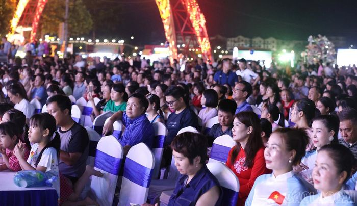 Đông đảo Nhân dân và du khách tham dự chương trình.