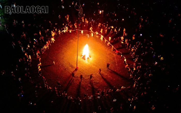 Hoạt động đốt lửa trại đại đoàn kết thu hút sự quan tâm của đông đảo du khách thập phương.