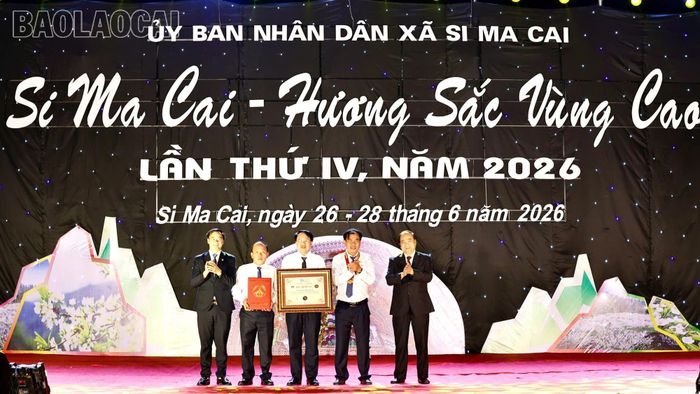 Ban Tổ chức trao quyết định xác lập kỷ lục Việt Nam đối với “Màn múa Sênh tiền với số lượng người tham gia đông nhất Việt Nam”.