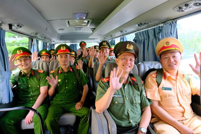 Cán bộ, chiến sĩ Công an tỉnh tham gia chương trình Tôi làm công an xã. Ảnh: Thiện Nhân