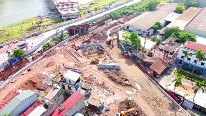 Dự án có tổng mức đầu tư hơn 1.800 tỷ đồng, gồm 2 hạng mục độc lập là cầu đường bộ và cầu đường sắt, nằm cách nhau khoảng 100 m.