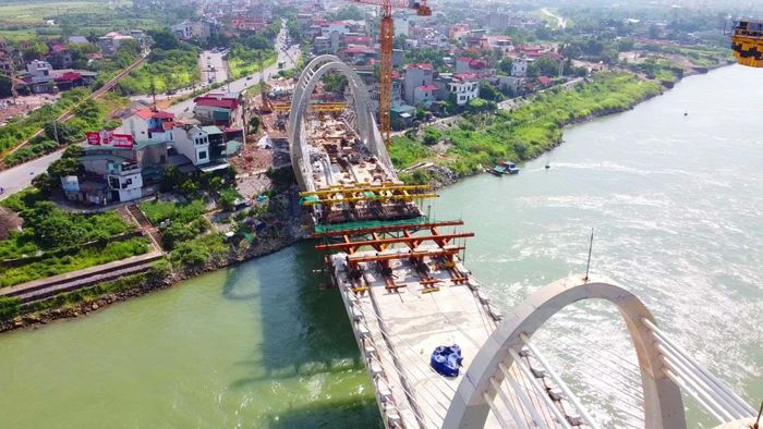 Hiện đơn vị thi công triển khai đúc hẫng cân bằng các đốt dầm để vươn ra giữa sông chuẩn bị cho công tác hợp long.