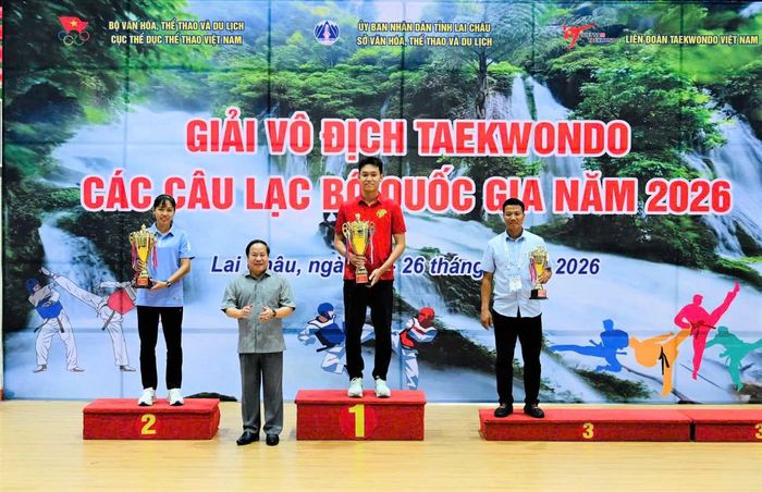 Ban tổ chức trao cúp cho 3 đội dẫn đầu toàn đoàn