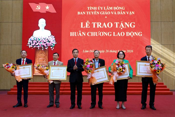 Các đồng chí nguyên lãnh đạo, lãnh đạo Ban Tuyên giáo và Dân vận Tỉnh ủy Lâm Đồng vinh dự được nhận Huân chương Lao động