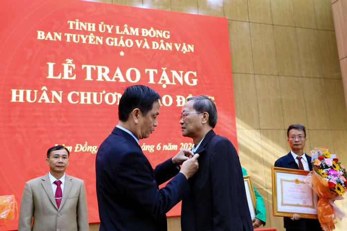 Trưởng Ban Tuyên giáo và Dân vận Tỉnh ủy Lâm Đồng Võ Thanh Bình trao tặng Huân chương Lao động cho các đồng chí nguyên lãnh đạo ban