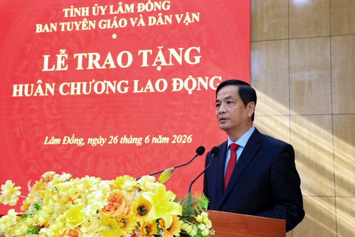 Trưởng Ban Tuyên giáo và Dân vận Tỉnh ủy Võ Thanh Bình gửi lời chúc mừng tới các đồng chí nguyên lãnh đạo, lãnh đạo ban qua các thời kỳ sau khi được nhận phần thưởng cao quý
