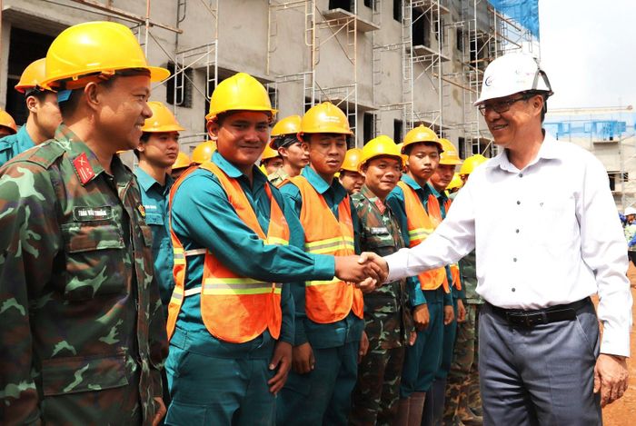Đoàn công tác của đồng chí Nguyễn Minh tới kiểm tra Trường Phổ thông nội trú liên cấp Tiểu học và THCS Quảng Trực