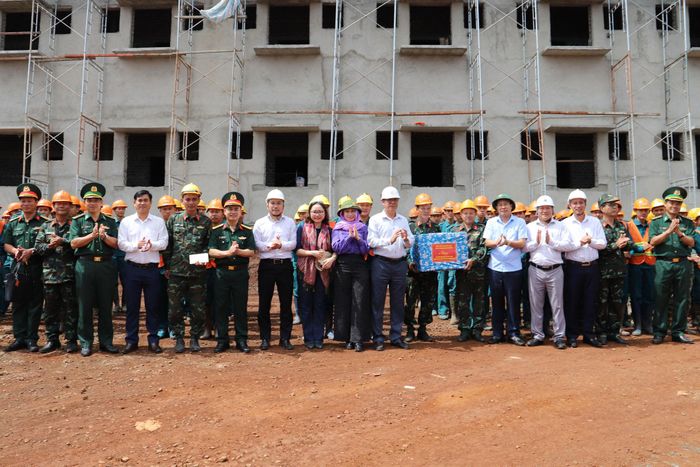 Đoàn công tác tặng quà cho lực lượng dân quân thường trực tham gia hỗ trợ xây dựng trường học