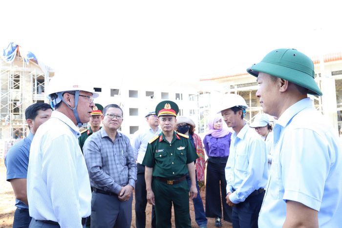 Phó Chủ tịch UBND tỉnh Lâm Đồng Nguyễn Minh kiểm tra Trường Phổ thông nội trú liên cấp Tiểu học và THCS Thuận An