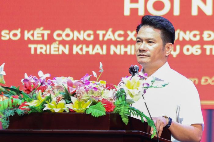 Phó Giám đốc Báo và PTTH Lâm Đồng Hồ Văn Miền góp ý về việc thực hiện các chỉ tiêu, nhiệm vụ 6 tháng cuối năm