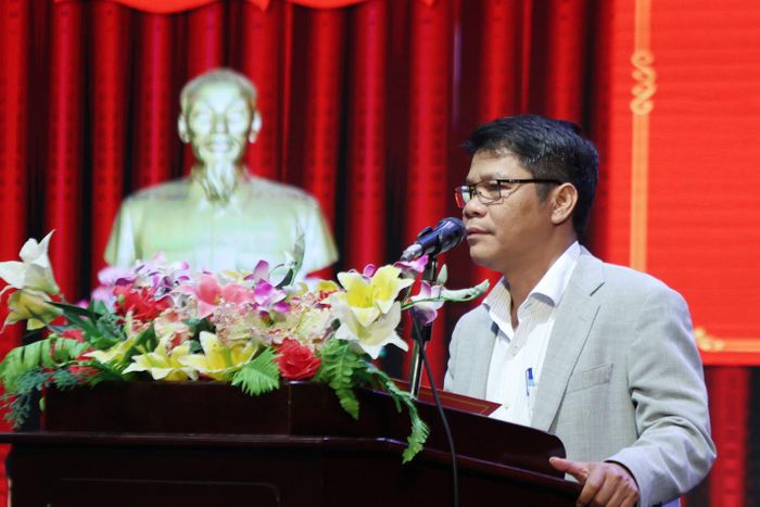 Đồng chí Điểu Ken, Phó Giám đốc, Chủ tịch Công đoàn Báo và PTTH Lâm Đồng tham gia đóng góp ý kiến