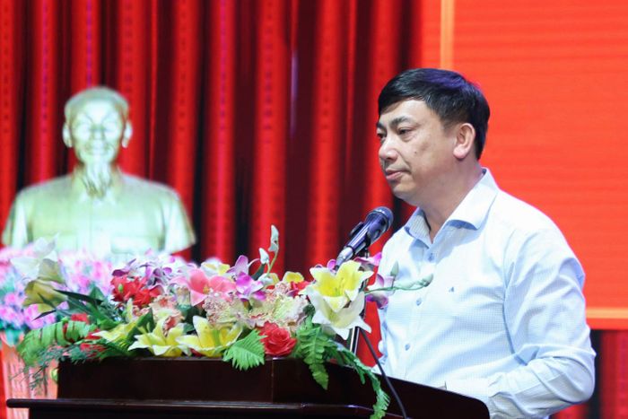 Phó Bí thư Thường trực Đảng ủy Nguyễn Thanh Hùng báo cáo tóm tắt sơ kết công tác xây dựng Đảng 6 tháng đầu năm 2026