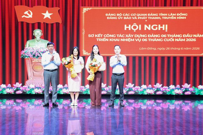 Đảng ủy Báo và PTTH Lâm Đồng khen thưởng 2 đảng viên đạt thành tích cao trong Hội thi Báo cáo viên, tuyên truyền viên giỏi