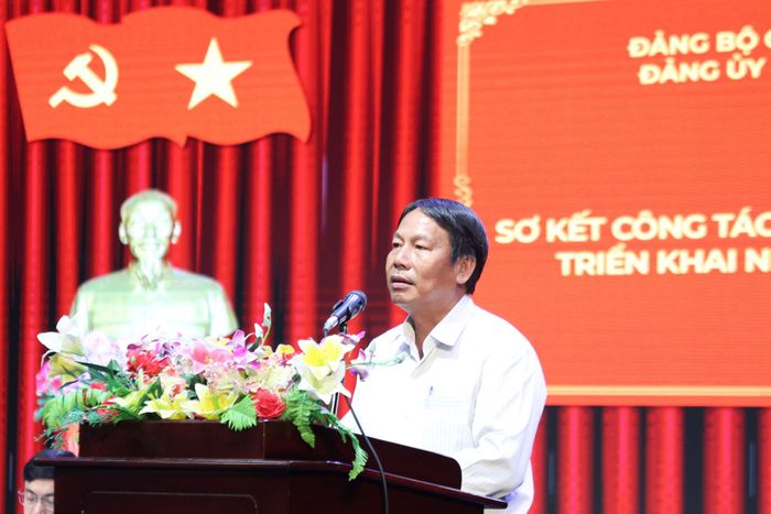 Đồng chí Nguyễn Văn Hùng, Bí thư Đảng bộ bộ phận Thư ký - Biên tập phát biểu tại hội nghị