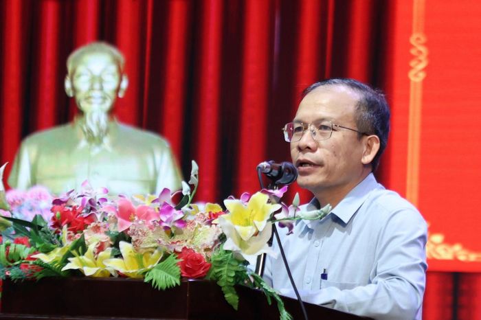 Đồng chí Lê Hữu Túc, Bí thư Chi bộ Văn phòng tham gia đóng góp ý kiến tại hội nghị