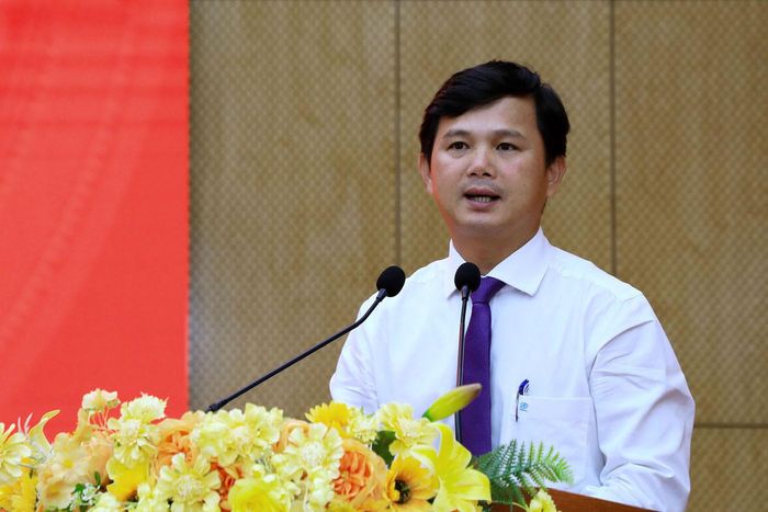 Tỉnh ủy viên, Phó Trưởng Ban Thường trực Ban Tuyên giáo và Dân vận Tỉnh ủy Châu Ngọc Lương trao đổi một số vấn đề và phát biểu kết thúc tại hội nghị