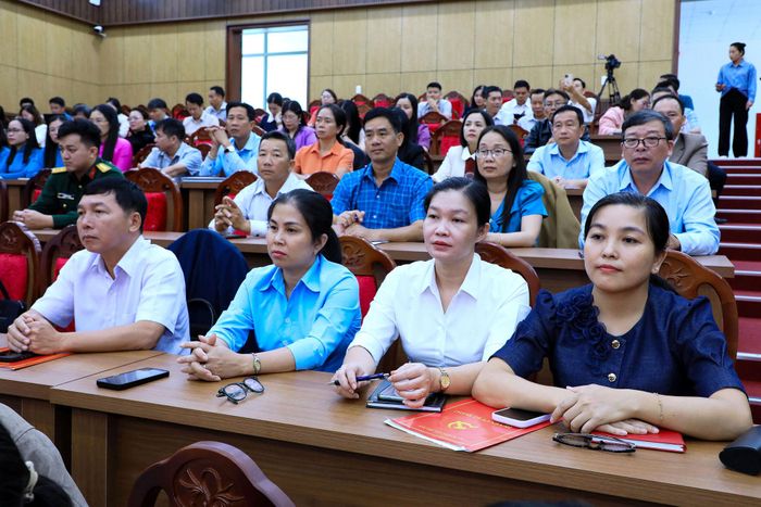 Các đại biểu Lâm Đồng dự và theo dõi phát biểu tham luận tại Hội nghị sơ kết 6 tháng đầu năm 2026 của Ban Tuyên giáo và Dân vận Tỉnh ủy