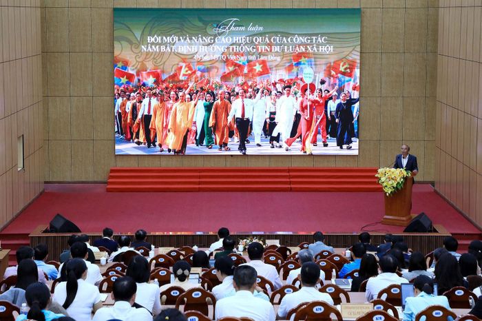 Lãnh đạo Ủy ban MTTQ Việt Nam tỉnh Lâm Đồng trình bày tham luận tại hội nghị